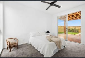 Giường trong phòng chung tại Beach Escape with Heated Pool and Coastal Comfort