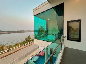 Μπαλκόνι ή βεράντα στο พูลวิลล่าริมโขง นครพนม