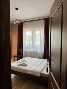 Ένα ή περισσότερα κρεβάτια σε δωμάτιο στο Pensiune Restaurant ROUTE60