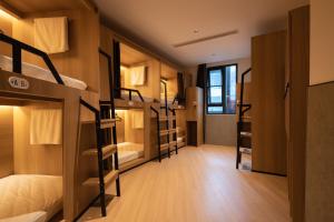 Giường tầng trong phòng chung tại Qingdao Desti Youth Hostel