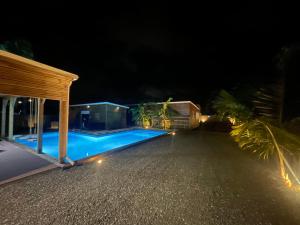 widok na basen w nocy w obiekcie Les gîtes coco soleil w mieście Saint-François