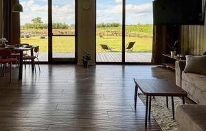 Χώρος καθιστικού στο Gorgeous Home In Sianowo With House Sea View