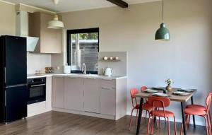 Η κουζίνα ή μικρή κουζίνα στο Gorgeous Home In Sianowo With House Sea View