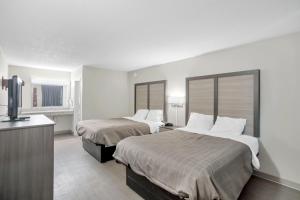 Giường trong phòng chung tại Bridgeview Inn Chicago Area