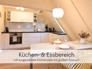 eine Küche und ein Frühstücksraum im Dachgeschoss in der Unterkunft TÜRMERSTUBE - Apartment in der Hinterburg Schlitz - direkt an der "Größten Kerze der Welt" - mit Aufzug, Parkplatz, E-Ladestation & Garten - Hunde willkommen in Schlitz