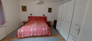 Giường trong phòng chung tại Ferienwohnung Schmidtke