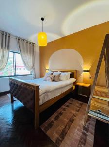 Un dormitorio con una cama grande en una habitación. en Blissful Boudha Apartment, en Katmandú