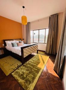 Un dormitorio con una cama y una ventana grande. en Blissful Boudha Apartment, en Katmandú 9 fotos más