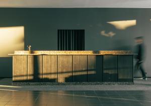 ein Empfangstresen in einem Raum mit einer schwarzen Wand in der Unterkunft Ski Resort & Hotel Pikku-Syöte in Syöte