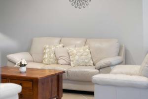 Una sala de estar con un sofá blanco y una mesa. en Beautiful Spacious Home in a Serene Setting, en Eglinton 16 fotos más