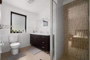 Un baño con inodoro, lavabo y ducha. en Beautiful Spacious Home in a Serene Setting, en Eglinton