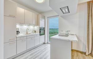 Η κουζίνα ή μικρή κουζίνα στο Lovely Home In Wurster Nordseeküste With Sauna