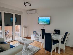 TV a/nebo společenská místnost v ubytování Apartmani Lucky Place