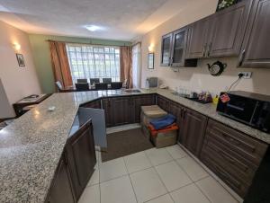 Η κουζίνα ή μικρή κουζίνα στο Runda Paradise by Pendo +12 φωτογραφίες