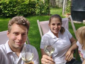 Ein Mann und eine Frau halten Gläser mit Weißwein. in der Unterkunft Mein Wein Appartment in Krems an der Donau