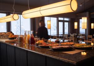 eine Buffetreihe mit vielen Tellern voller Essen in der Unterkunft Ski Resort & Hotel Pikku-Syöte in Syöte