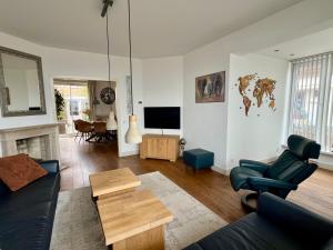 TV a/nebo společenská místnost v ubytování Familiehuis Pollux 6 personen Noordwijk aan Zee