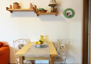 een eetkamer met een tafel en twee stoelen bij Holihome Sofy Mare in Tortoreto Lido