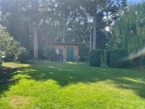 a small house with a green door in a yard at Möwennest in Timmendorfer Strand