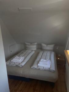a bed with two towels on it in a room at Möwennest in Timmendorfer Strand