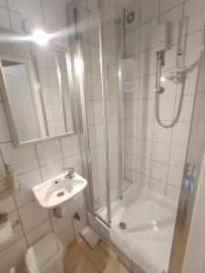 Ванная комната в BLISKO DEPTAKA - Apartamenty i Pokoje