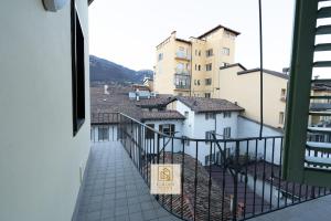 een balkon met uitzicht op sommige gebouwen bij GoldenSuitesItaly Piazza Duomo Luxury Apartment 3 in Trento