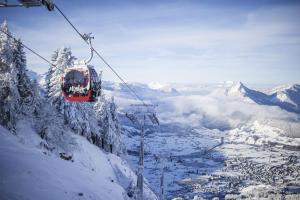 a ski lift going up a snow covered mountain at AlpinRetro-Apartment I Stylisch & zentral I See & Berge I Luzern I Zürich I Stoos I Rigi in Schwyz