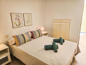 Un dormitorio con una cama con dos almohadas encima. en El Médano Sea Breeze, en El Médano