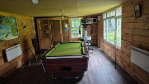 Habitación con mesa de billar en Hawick - House - Sleeps 9 - Hot Tub, en Denholm