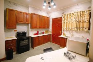 Nhà bếp/bếp nhỏ tại Comfy Standards