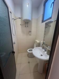 un baño con inodoro y lavabo en Golden Flower Hotel, en Tirana 26 fotos más