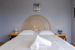 una camera da letto con un grande letto bianco con due cuscini di Villa Amistad - Chambre Tilleul - centre - parking - jardin - logement partagé - a Mont-de-Marsan