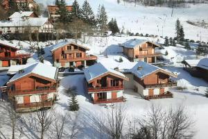 a group of houses covered in snow at CASA-Chalet des Ponts : Évasion au Col Madeleine in Saint-François-Longchamp