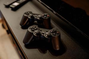 a group of four video game controllers sitting on a table at AlpinRetro-Apartment I Stylisch & zentral I See & Berge I Luzern I Zürich I Stoos I Rigi in Schwyz +72 photos