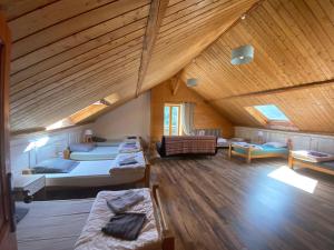 モリーヌ・アン・クイラにあるCASA-Gondolier Loft chambre pour 7 personnesのベッド4台とソファ1台を備えた屋根裏部屋