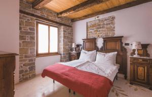 Ένα ή περισσότερα κρεβάτια σε δωμάτιο στο Gorgeous Apartment In Oprtalj With Wifi