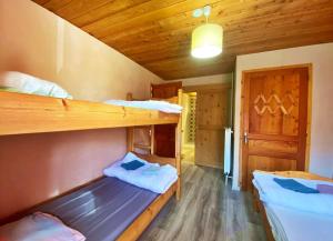 a room with two bunk beds in a cabin at CASA-Salon Bella Ciao Suite pour 5 personnes in Molines-en-Queyras