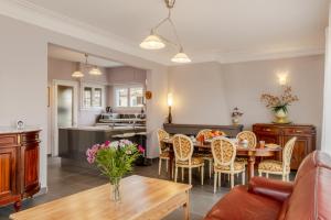 una cucina e un soggiorno con tavolo e sedie di Villa Amistad - Chambre Tilleul - centre - parking - jardin - logement partagé - a Mont-de-Marsan