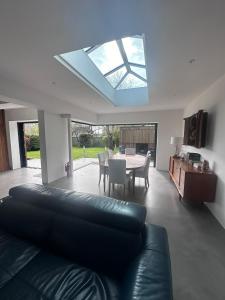 Χώρος καθιστικού στο COWES Detached House 3 mins walk from town