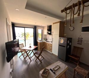 O bucătărie sau chicinetă la Cozy 1BR Steps to the Beach and Amenities