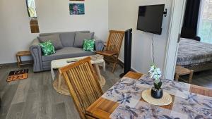 Un pat sau paturi într-o cameră la Cozy 1BR Steps to the Beach and Amenities