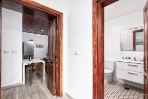 Un baño con lavabo, inodoro y escritorio. en Casa Tilola, en Los Llanos de Aridane