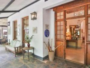 Die Ou Pastorie في هارتبيسبورت: غرفة معيشة بها أريكة وطاولة