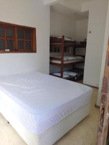 Кровать или кровати в номере Quarto independente Ilhabela mansão