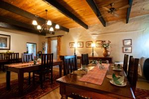 מסעדה או מקום אחר לאכול בו ב-Leeuwenbosch Shearers Lodge - Amakhala Game Reserve