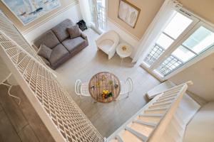 een bovenaanzicht van een woonkamer met een bank en een tafel bij Villa Carla - Hyper Centre - Climatisation - Wifi in Menton +8 foto's