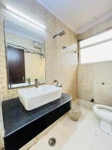 un baño con lavabo e inodoro en Imperial Residency - Karol Bagh, en Nueva Delhi