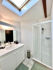 Ένα μπάνιο στο Maison La Clairière - Jardin et parking - 10 pers - 4 chambres - 15 min de Lyon +41 φωτογραφίες