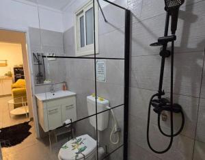 ein Badezimmer mit Dusche, Toilette und Waschbecken in der Unterkunft רגעים קסומים בגלבוע in Avital