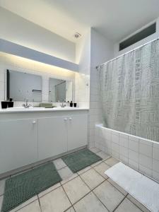 Ένα μπάνιο στο Maison La Clairière - Jardin et parking - 10 pers - 4 chambres - 15 min de Lyon